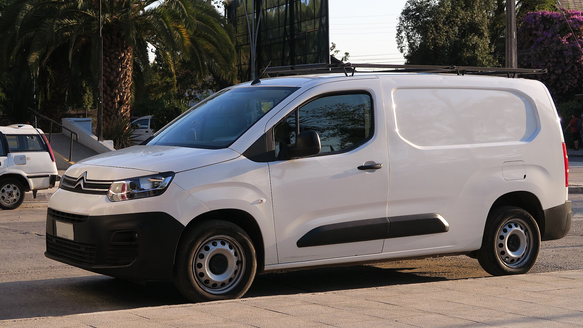 Furgoneta de carga Citroën Berlingo blanca, vista lateral